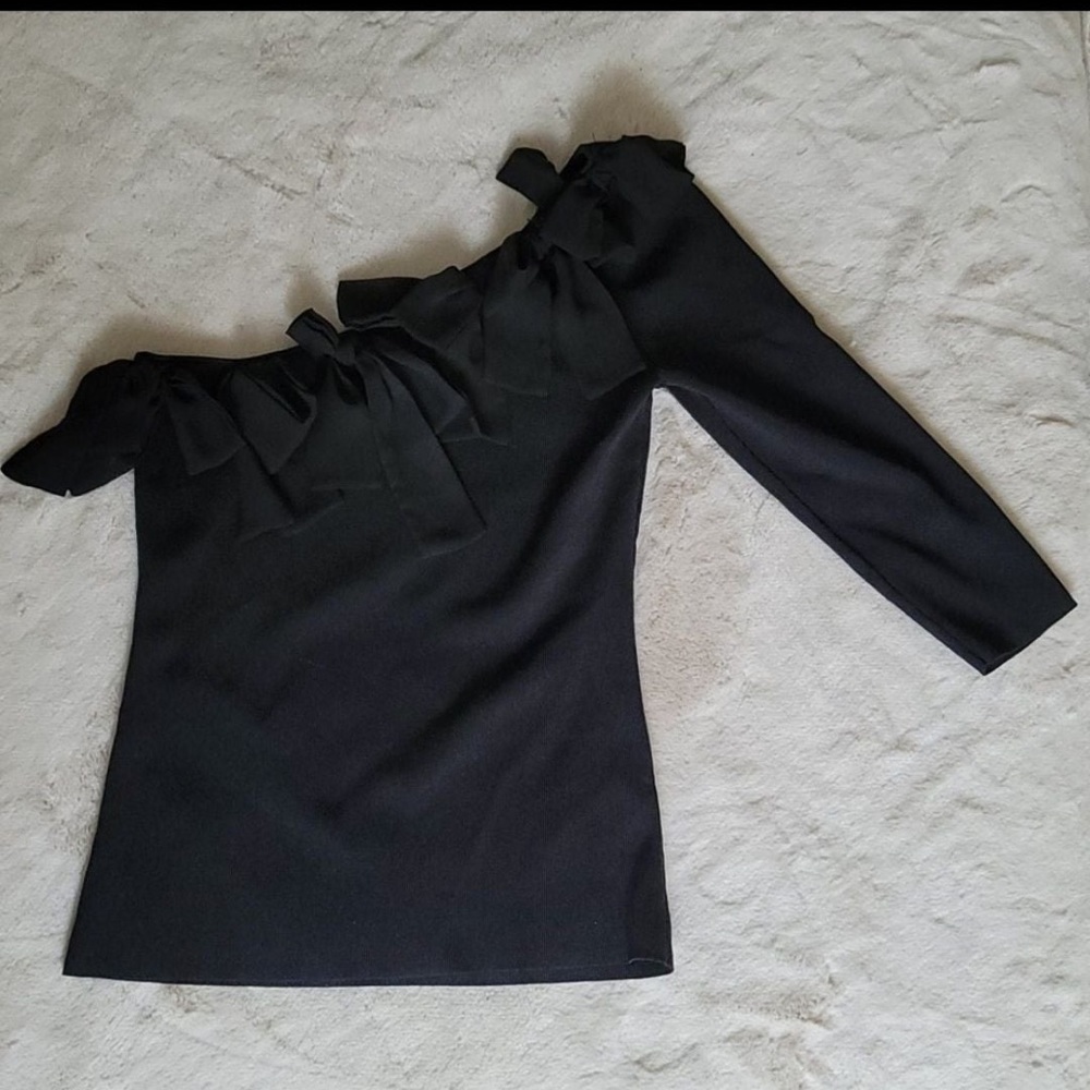 Lovely One Sleeve Black Sweater with Bow accents